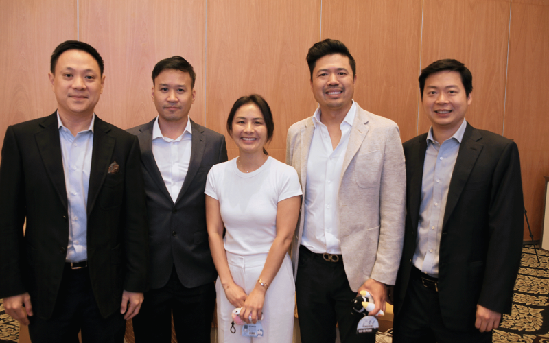 ภาพถ่ายหมู่ Kerry Wong Head of Investor Relations จาก Pantera Capital ยืนตรงกลาง ร่วมกับ Paul Veradittakit Managing Partner จาก Pantera Capital และ วรุฒ บูลกุล CEO บริษัท บรู๊คเคอร์ กรุ๊ป จำกัด (มหาชน) พร้อมด้วยแขกผู้มีเกียรติ