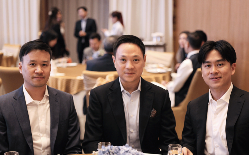 วริศ บูลกุล President of Business Consulting จากบริษัท บรู๊คเคอร์ กรุ๊ป จำกัด (มหาชน) นั่งร่วมโต๊ะอาหารกับผู้ร่วมงานในงานเลี้ยงรับรอง